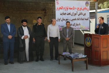 دانش آموزان نیازمند ایوانی نوشت افزار رایگان دریافت کردند