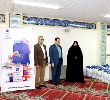 توزیع بسته‌های نوشت‌افزار اهدایی مخابرات منطقه ایلام بین دانش آموزان نیازمند