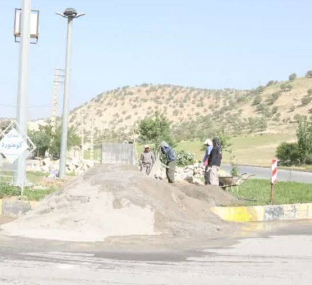 آغاز عملیات نصب مجسمه کوهنورد در میدان کوهنورد شهر ایلام