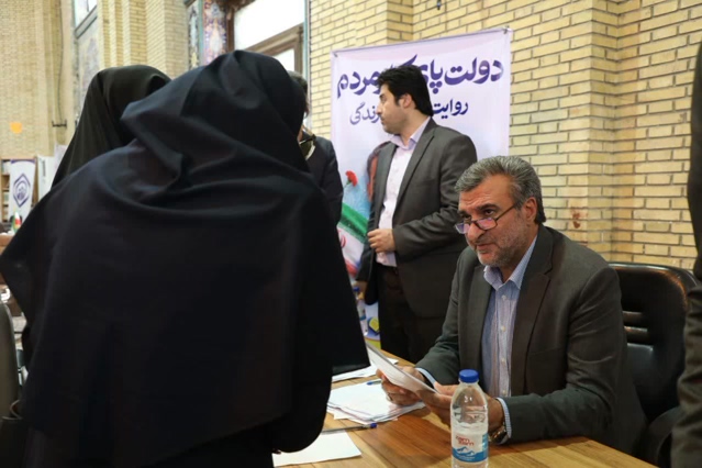 ۳۵ دستگاه اجرایی ایلام در میز خدمت هفته دولت پاسخگوی مردم بودند