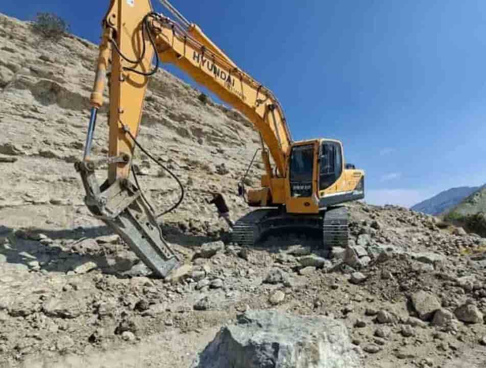 تداوم عملیات انحراف مسیر سیلاب در حاشیه شهر جعفرآباد برای پیشگیری از خسارات جوی