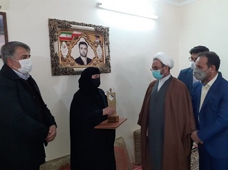 تندیس ملی فداکاری به خانواده دو شهید مدافع سلامت در ایلام اعطا شد