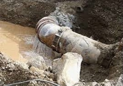 انجام عملیات رفع شکستگی خط انتقال اصلی آب شهر ایلام