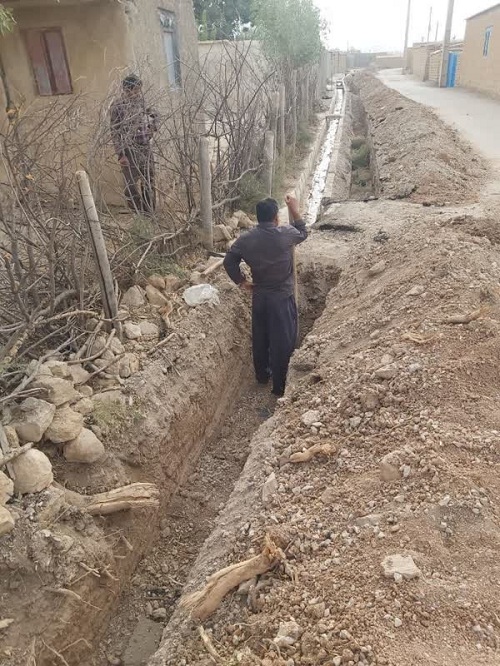اغاز عملیات احداث شبکه آب روستای سرتنگ زعفرانی مهران