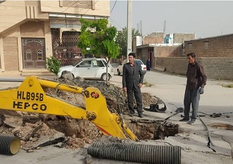 شکستگی خط انتقال فاضلاب خیابان امیر کبیر شهر ایوان بازسازی شد
