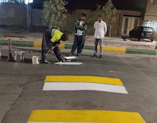 رنگ‌آمیزی سرعتکاه‌ها و خط‌کشی عابر پیاده مقابل مدارس مهران