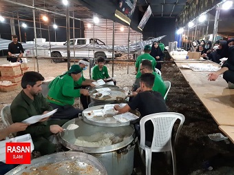 روزانه ۲۵ هزار پرس غذای گرم بین زائران در مرز مهران توزیع می شود