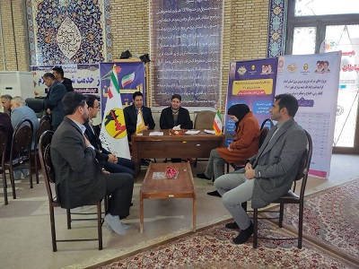 میز خدمت شرکت برق در حاشیه نماز جمعه ایلام برپا شد