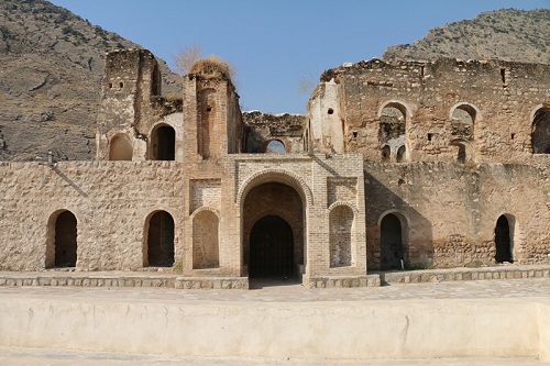 مرمت و بازسازی قلعه اشرف العشایر (پوراشرف) دره‌شهر آغاز شد