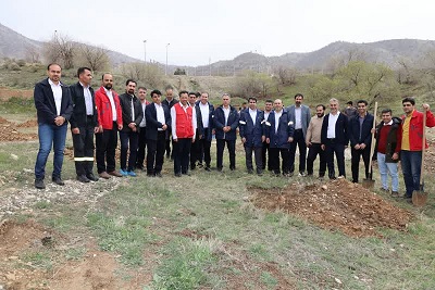 غرس ۳۰۰ نهال درخت به مناسبت روز درختکاری در پالایشگاه گاز ایلام