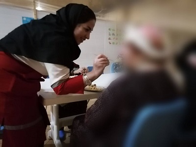 تقسیم مهربانی با اجرای طرح «یلدانه» توسط داوطلبان جمعیت هلال احمر در استان ایلام